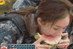 男生睡前吃瓜群众,揭秘夜宵时光的趣味瞬间