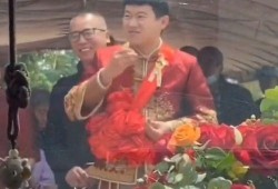 结婚像吃瓜群众,甜蜜与苦涩并存