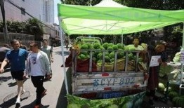 吃瓜群众多于卖瓜的,吃瓜群众盛况空前，卖瓜人却略显稀少