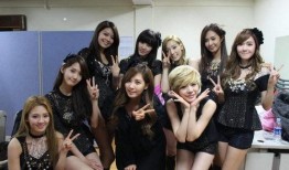 吃瓜群众两个女孩事件,揭秘两位女孩的神秘纠葛