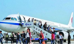 吃瓜群众围观民航起飞,吃瓜群众围观的热闹一幕