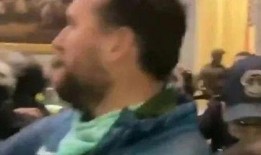 外国吃瓜群众吵架,外国吃瓜群众激烈争吵背后的文化现象