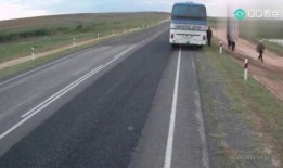 吃瓜群众连环车祸