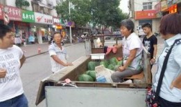 吃瓜群众多于卖瓜的,吃瓜群众盛况空前，卖瓜人却略显稀少