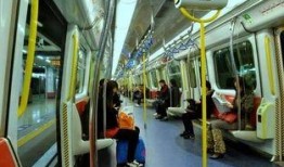 地铁上的吃瓜群众图片,吃瓜群众聚焦瞬间