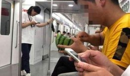 地铁上的吃瓜群众图片,吃瓜群众聚焦瞬间