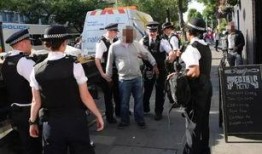 警察鸣枪误伤吃瓜群众