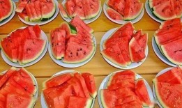 吃瓜群众吃瓜酒