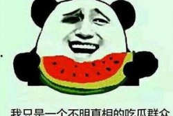 坐在路边的吃瓜群众,路旁吃瓜群众见证街头百态