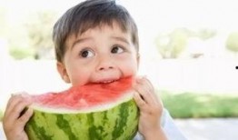 亲嘴引起吃瓜群众讨厌,网友热议道德与礼仪边界