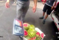 吃瓜群众围观警察,一场正义与围观者的较量