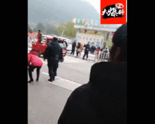 吃瓜群众捡钱视频真实事件,吃瓜群众捡钱视频背后的真实故事